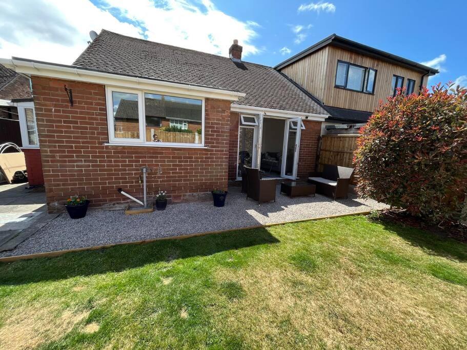 Idyllic Bungalow, Ideal Location In West Lancashire Burscough エクステリア 写真